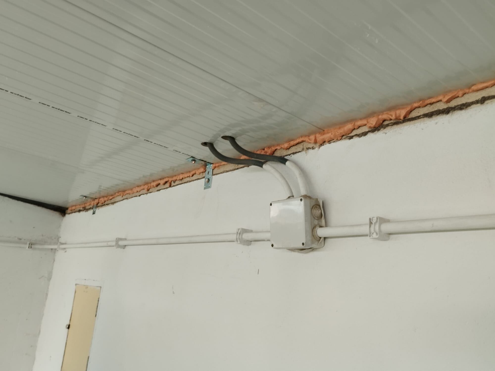 Imagen de las cabinas de prensa, con el nuevo techo pero sin iluminación y sin corriente eléctrica/SER