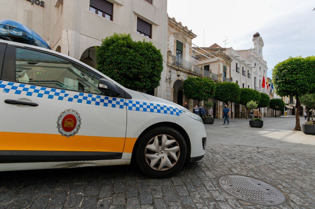 Vehículo de la Policía Local de Mérida en la Plaza de España