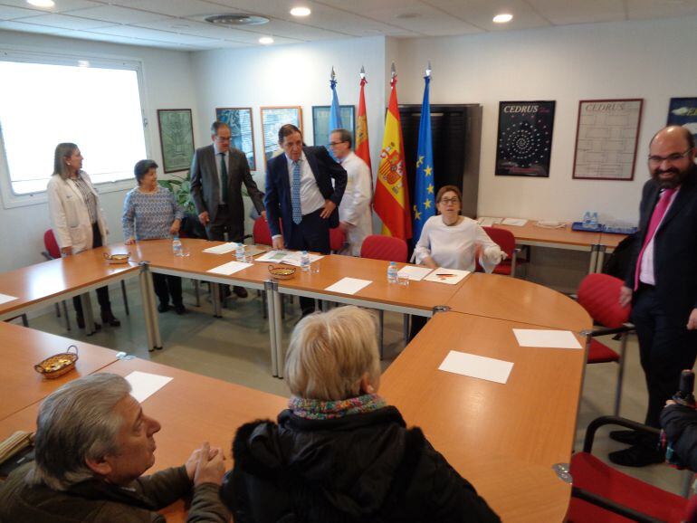 Acompañado de la alcaldesa y del concejal de Sanidad, el consejero se reunió en el hospital Santos Reyes con las AAVV