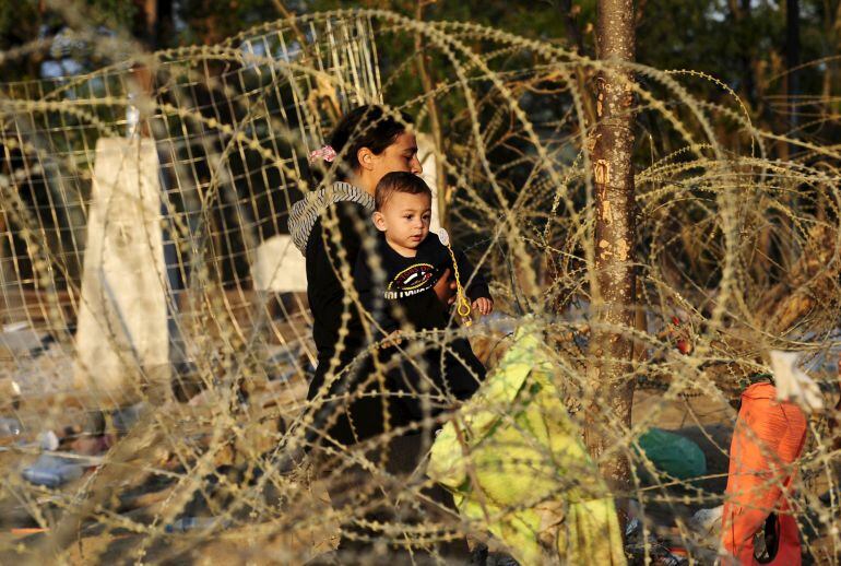 Una madre y su hijo en la frontera con Macedonia