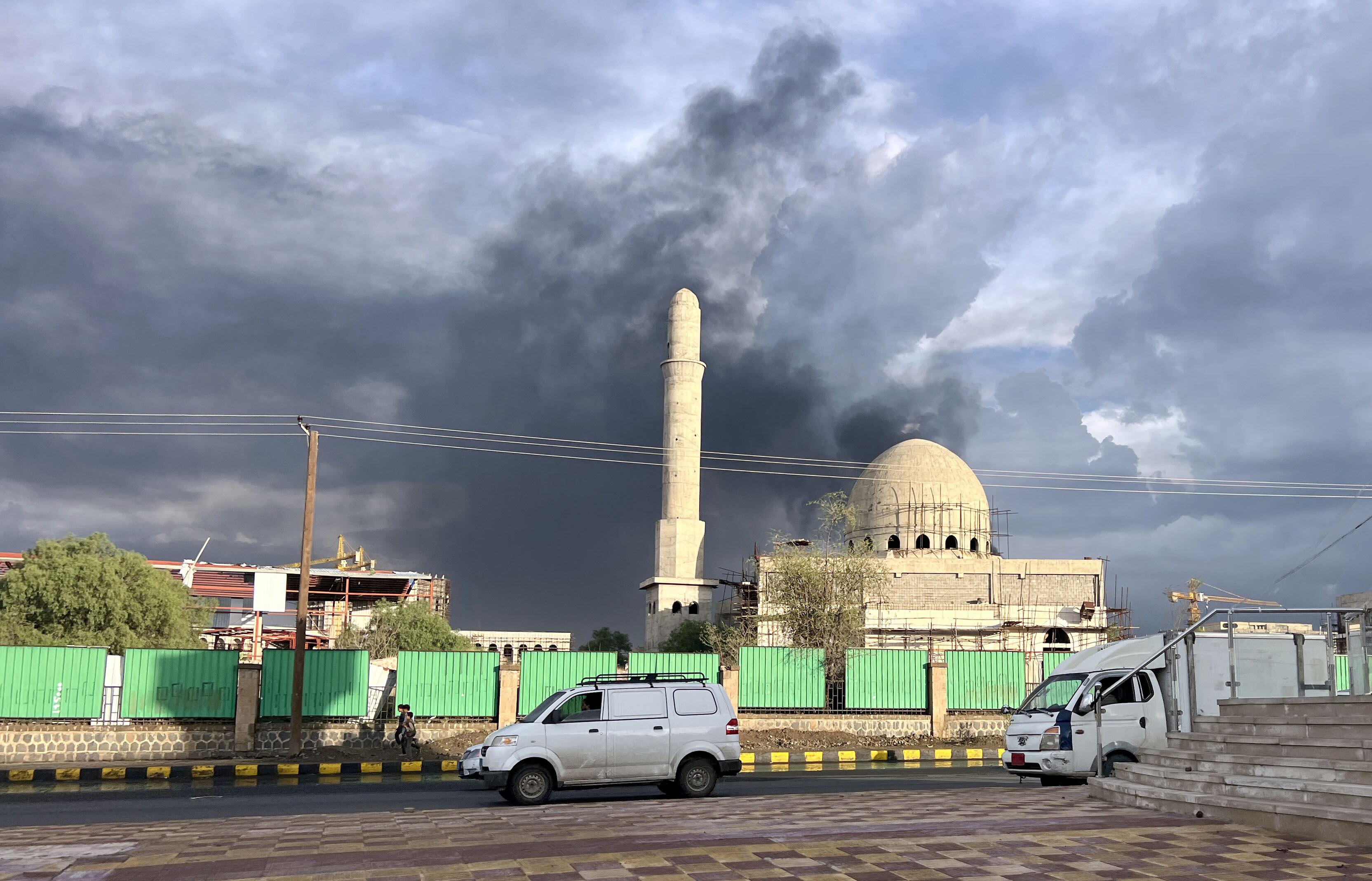 Humo en la zona militar donde se sitúa el palacio presidencial yemení.