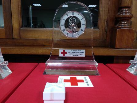 Detalle entregado a los homenajeados con el lema "El tiempo pasa, pero las grandes obras permanecen siempre. Gracias"