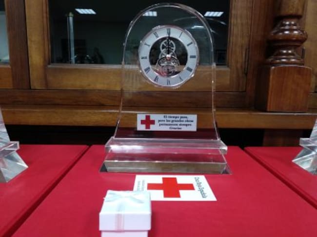 Detalle entregado a los homenajeados con el lema "El tiempo pasa, pero las grandes obras permanecen siempre. Gracias"