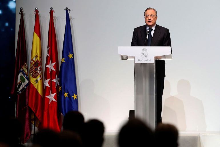 Florentino Pérez, durante el acto celebrado hoy en los recintos feriales de IFEMA donde el club ha impuesto las medallas Oro, Plata y Oro Brillantes a los socios que en el año 2017 han alcanzado una antigüedad en el club de 25, 50 y 60 años, respectivamen