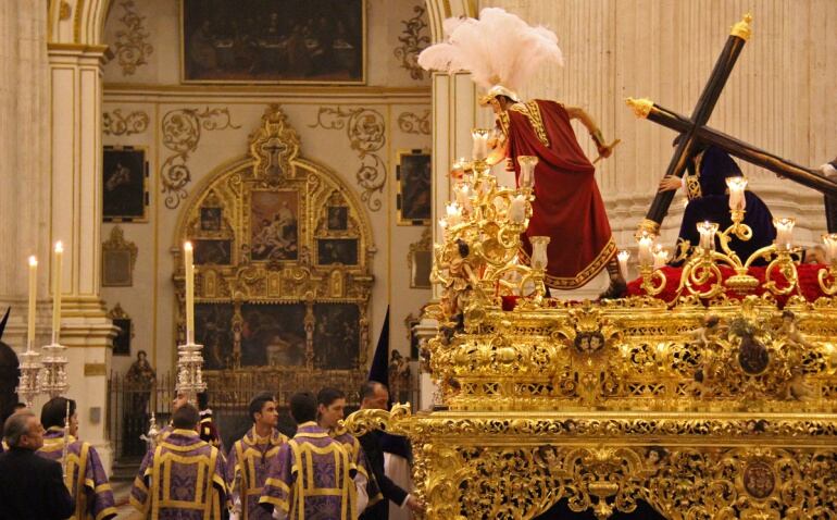 Foto de archivo del Cristo de las Tres Caídas en el interior de la Catedral, precedido por el cuerpo de acólitos