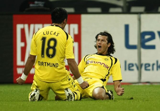 Barrios y Valdez celebran el gol de su equipo ante el Leverkusen