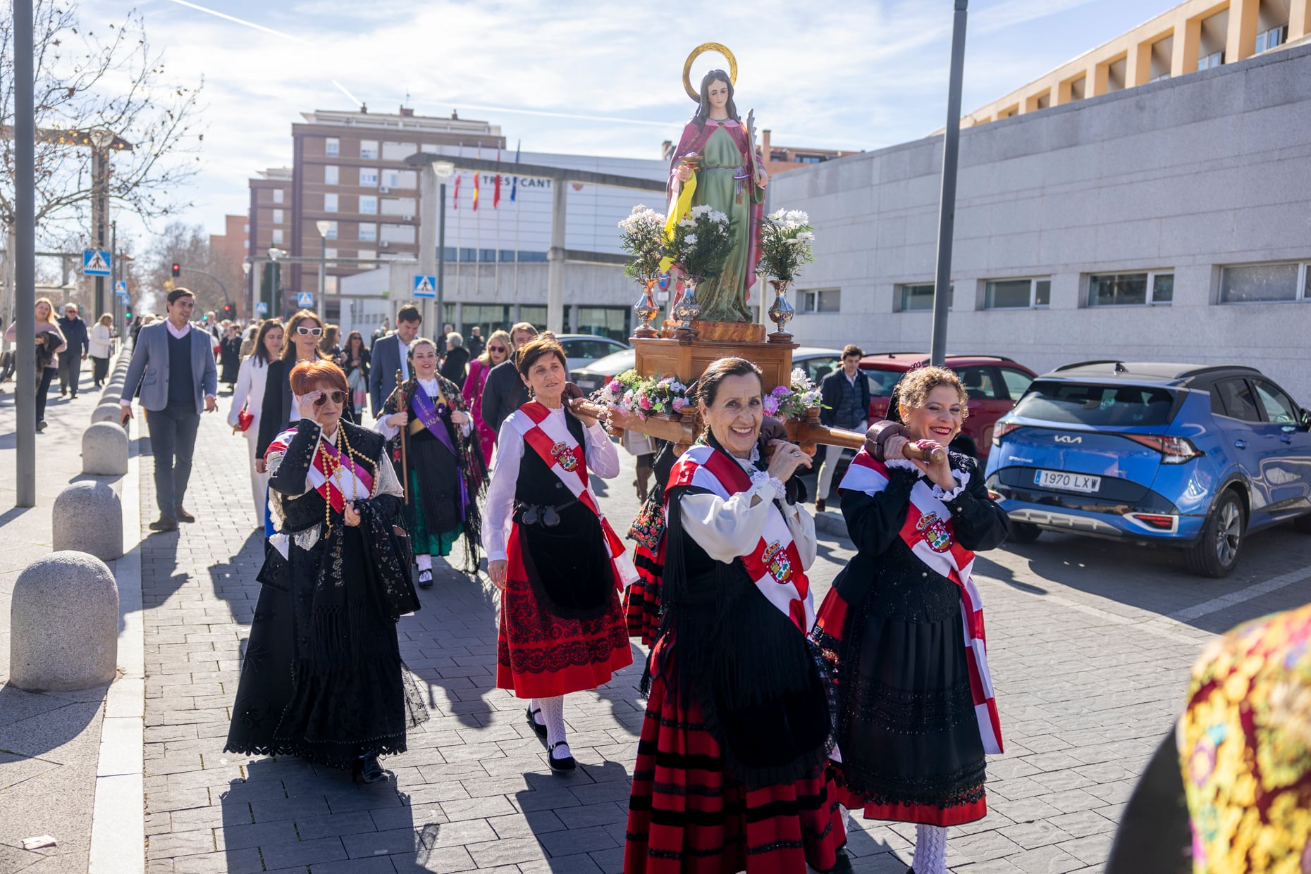 Águedas llevando a su patrona en procesión