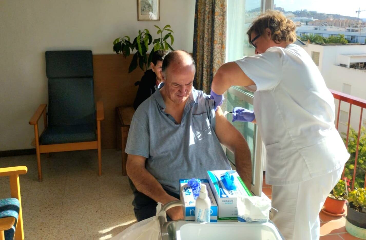 Un usuario recibiendo la vacuna