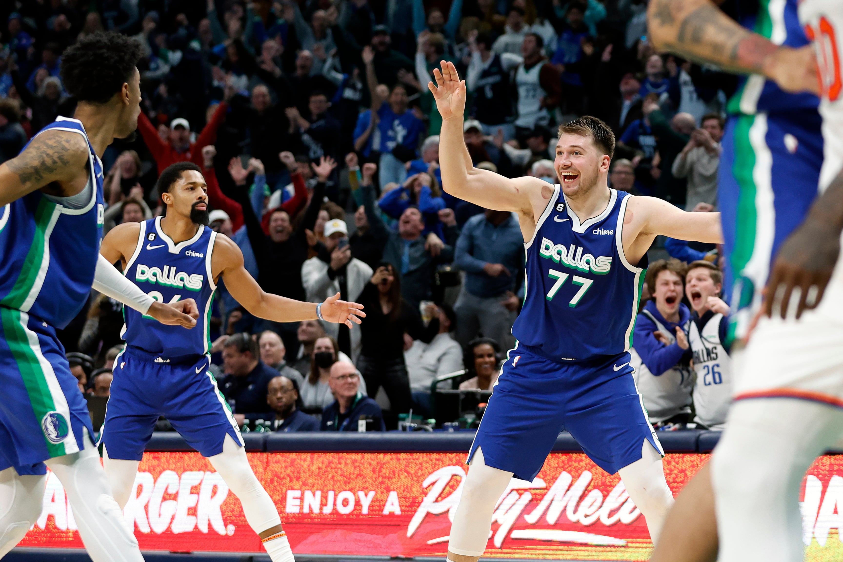 Doncic celebra una de sus canastas ante los Knicks.