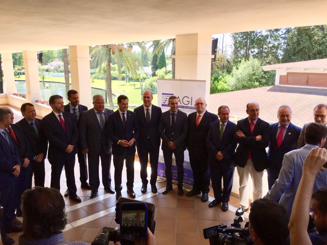 El presidente de la Junta, Juanma Moreno, y responsables de las industrias del Campo de Gibraltar.