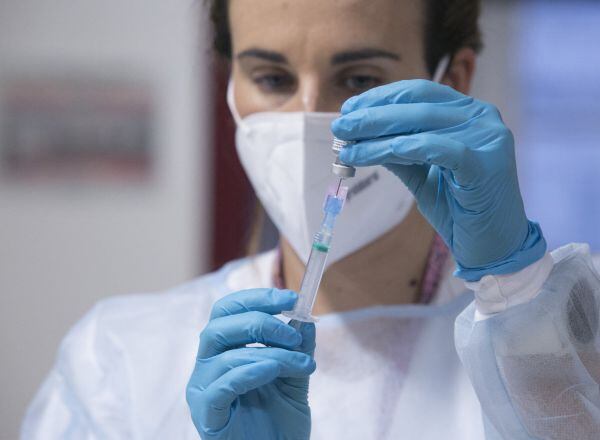 Una enfermera administrando una vacuna