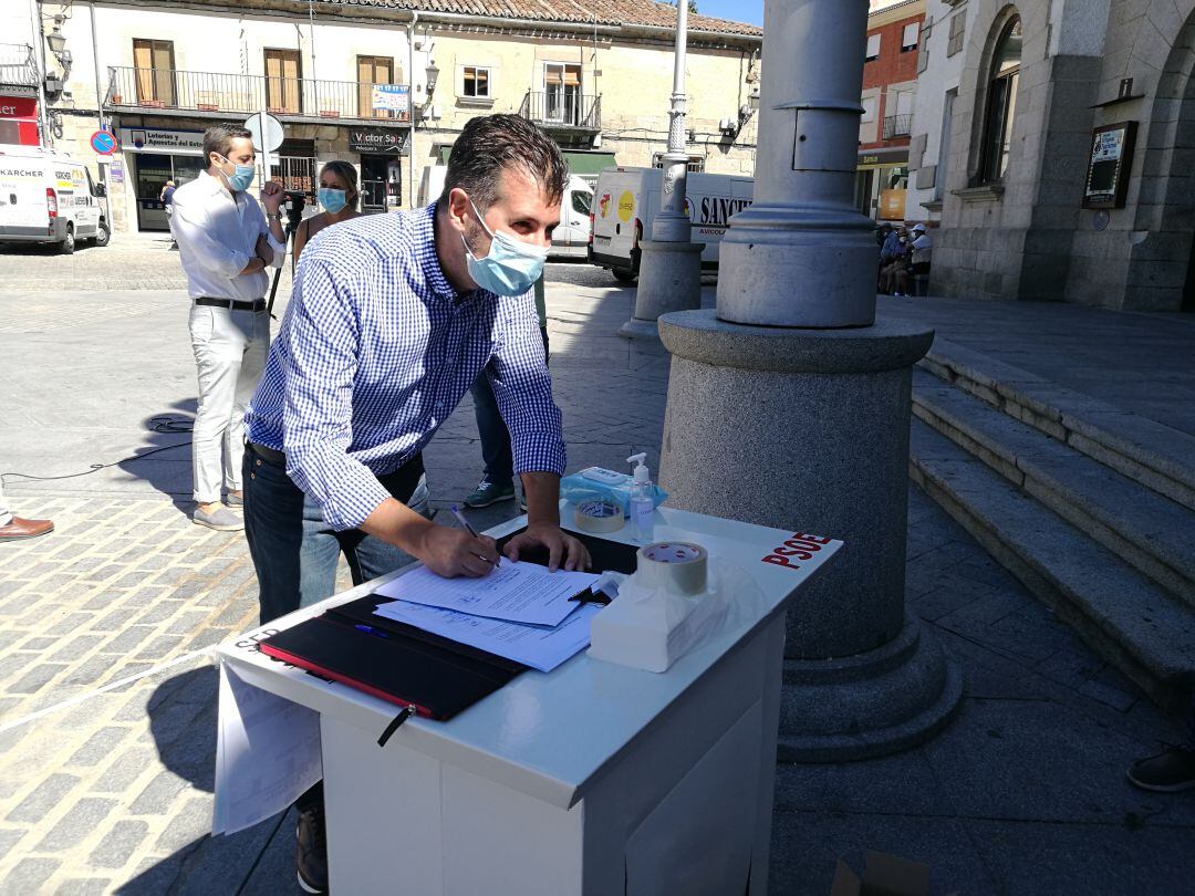 Luis Tudanca firma en la mesa donde se recoge la petición de la apertura de los consultorios médicos