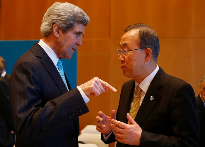 El secretario de Estado estadounidense, John Kerry, habla con el secretario general de la ONU, Ban Ki Moon en Montreux