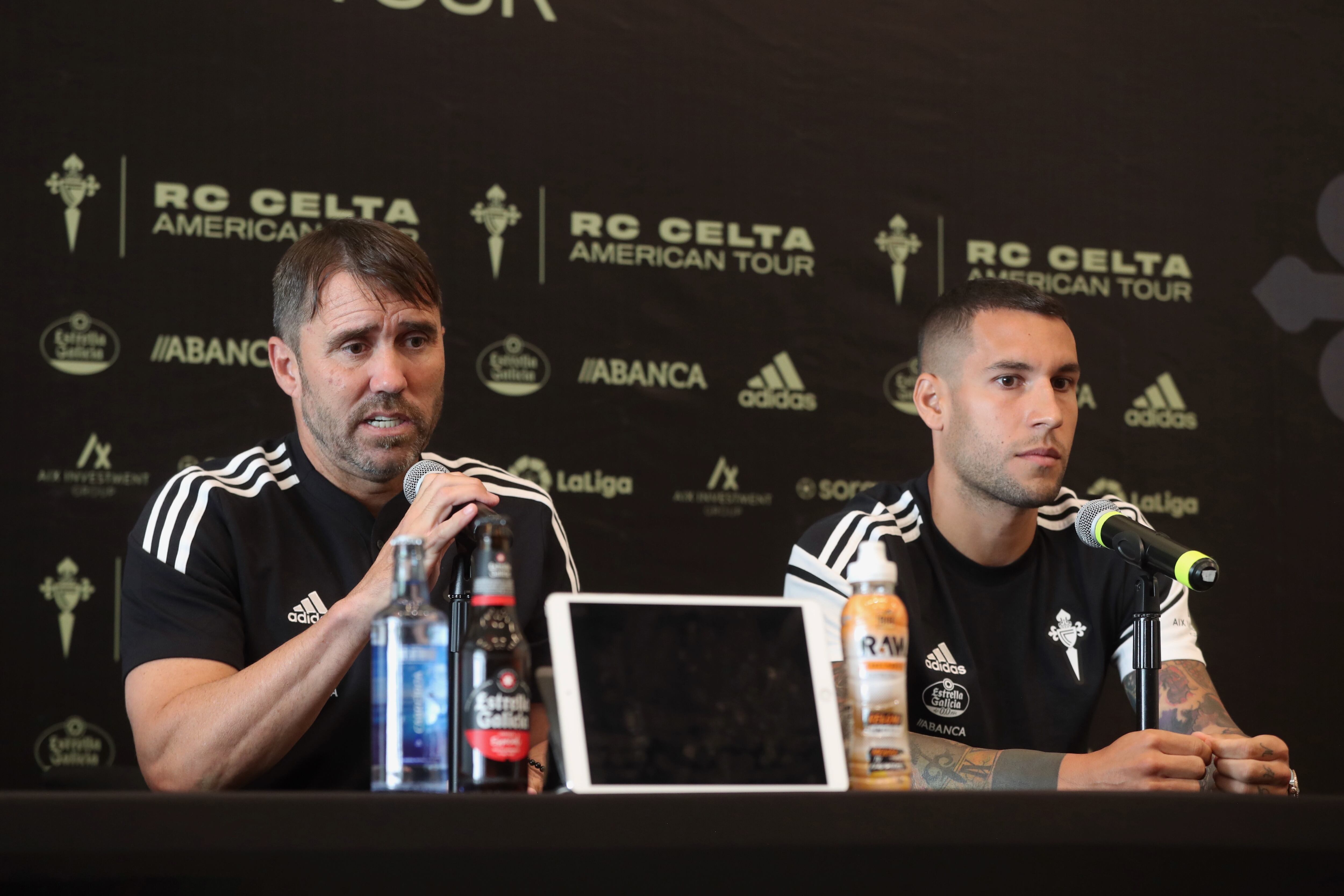 MEX8505. CIUDAD DE MÉXICO (MÉXICO), 13/07/2022.- El jugador español Hugo Mallo (d) y el entrenador argentino Eduardo Coudet del Celta de Vigo, participan hoy en una rueda de prensa, en Ciudad de México (México). El defensa Hugo Mallo, pieza importante del Celta de Vigo, reconoció este miércoles que entrar en las competiciones europeas es una ilusión del equipo en coincidencia con su centenario, pero tendrán los pies en la tierra. Horas antes de que Celta enfrente a los Pumas UNAM, Mallo y el entrenador, el argentino Eduardo Coudet, reconocieron que buscarán grandes cosas en la celebración del primer siglo del club. EFE/Sáshenka Gutiérrez
