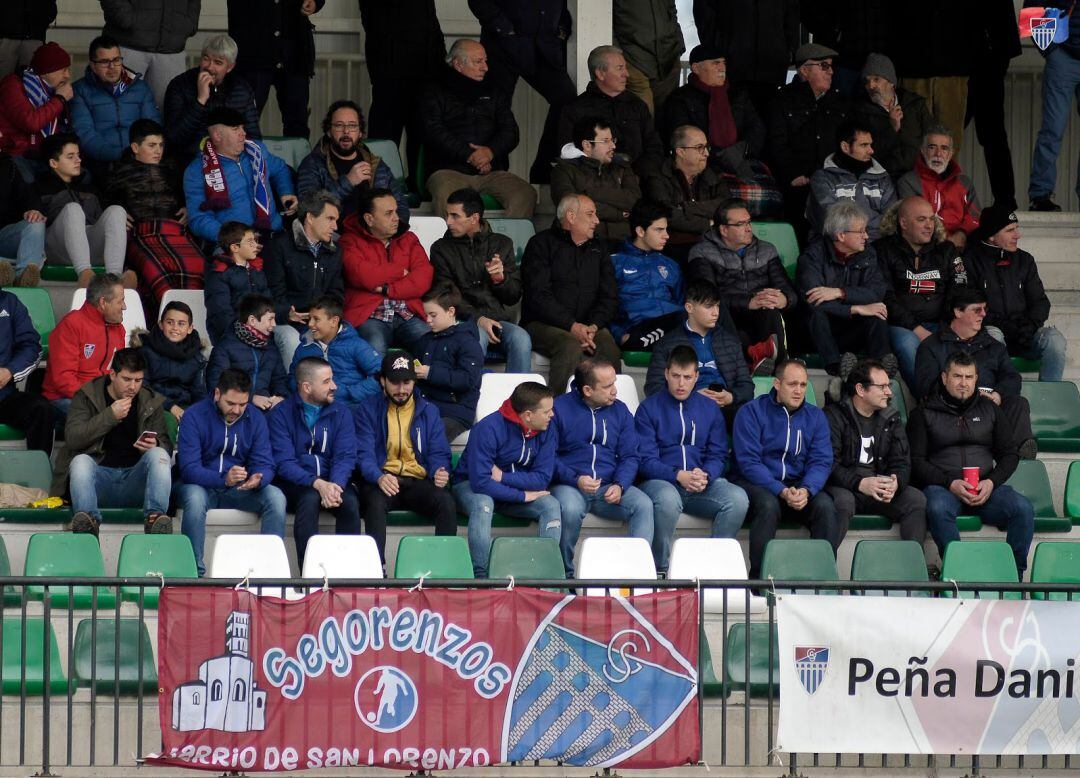 Componentes de varias peñas en las gradas de La Albuera durante el último partido de liga 