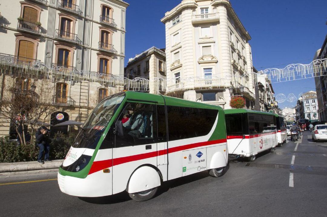 El tren turístico, a su paso por Puerta Real