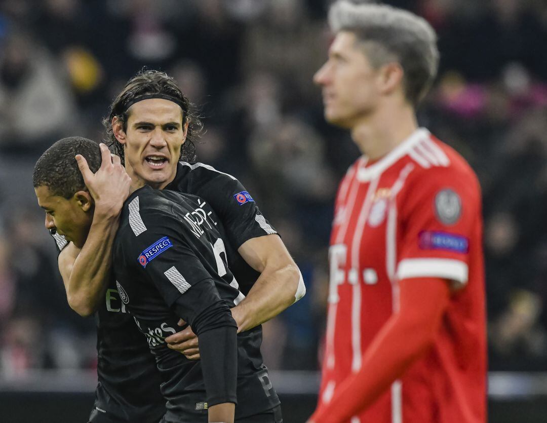 Cavani celebra un gol con Mbappé ante la presencia de Lewandowski, en 2017