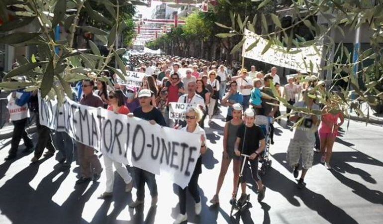 Una de las manifestaciones que organizaron los vecinos contra el tanatorio