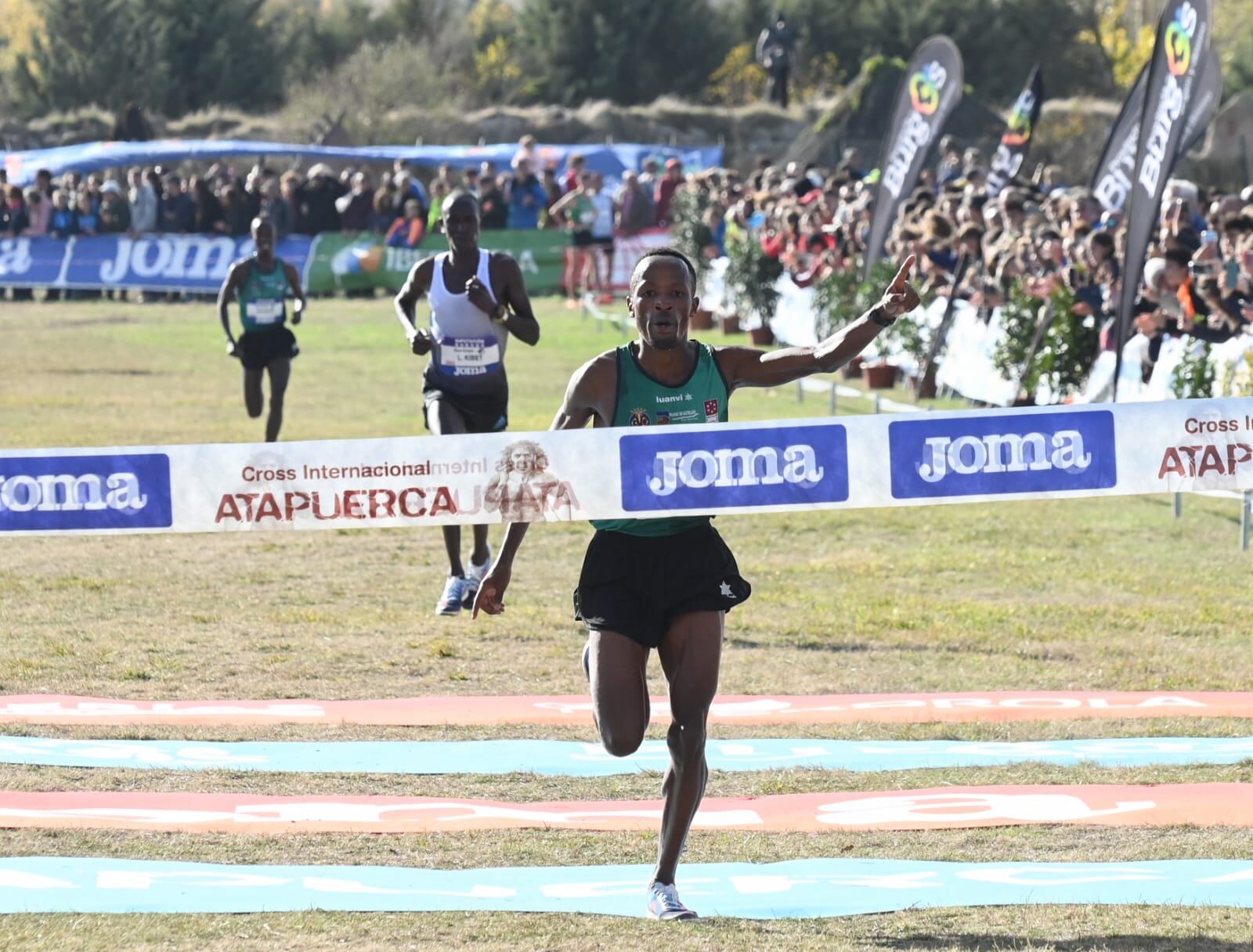 El hispano-burundés Thierry Ndikumwenayo cruzando vencedor la meta del Cross de Atapuerca. / Foto: Ricardo Ordóñez