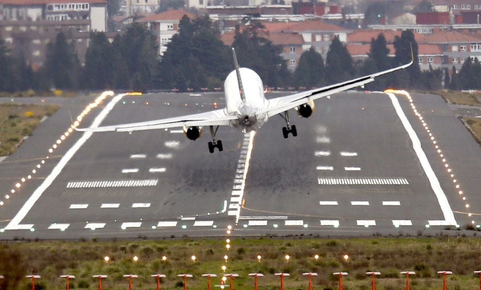 Un avión aterriza con dificultades en el Aeropuerto de Bilbao debido a los fuertes vientos, en una imagen de archivo