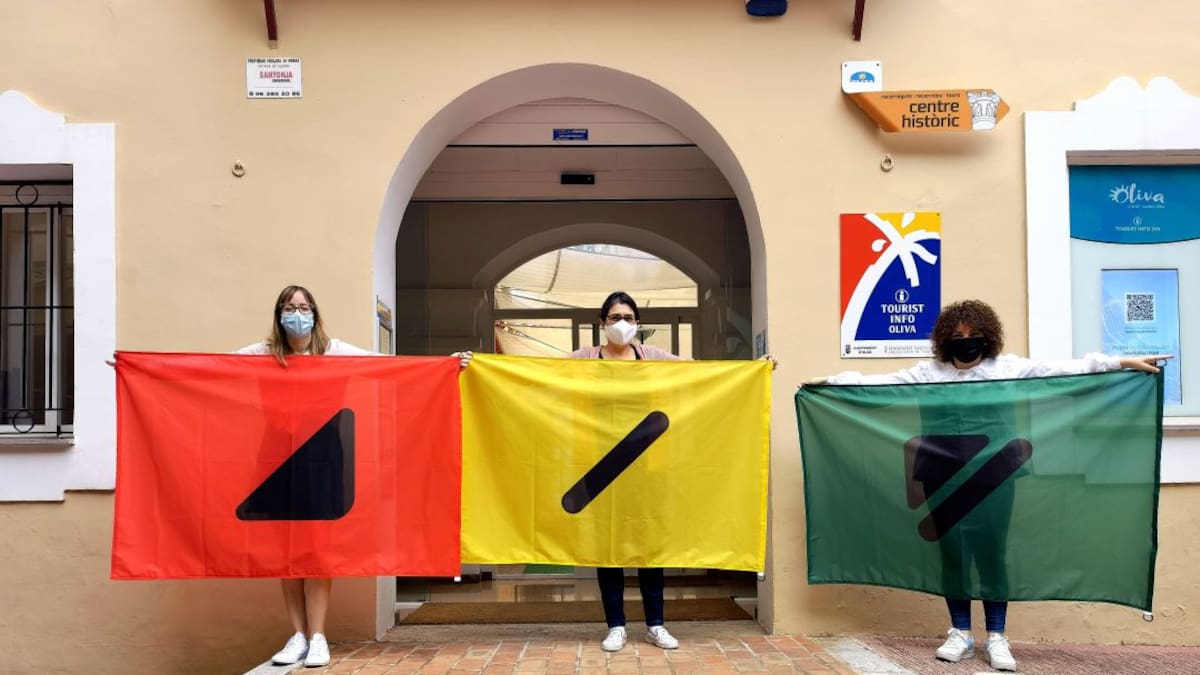 Las playas de Oliva son las primeras de toda la península en poner banderas especiales para daltónicos