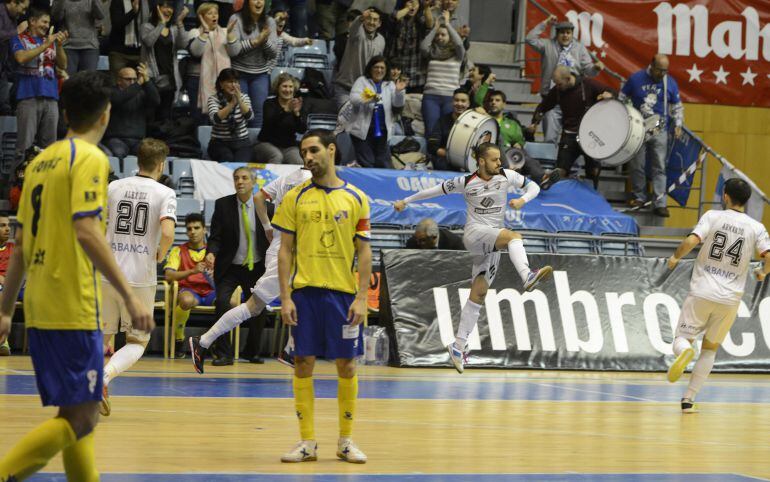 Hugo Sánchez celebra su gol  ante el júbilo de la grada que ayudó para el triunfo ante el Gran Canaria