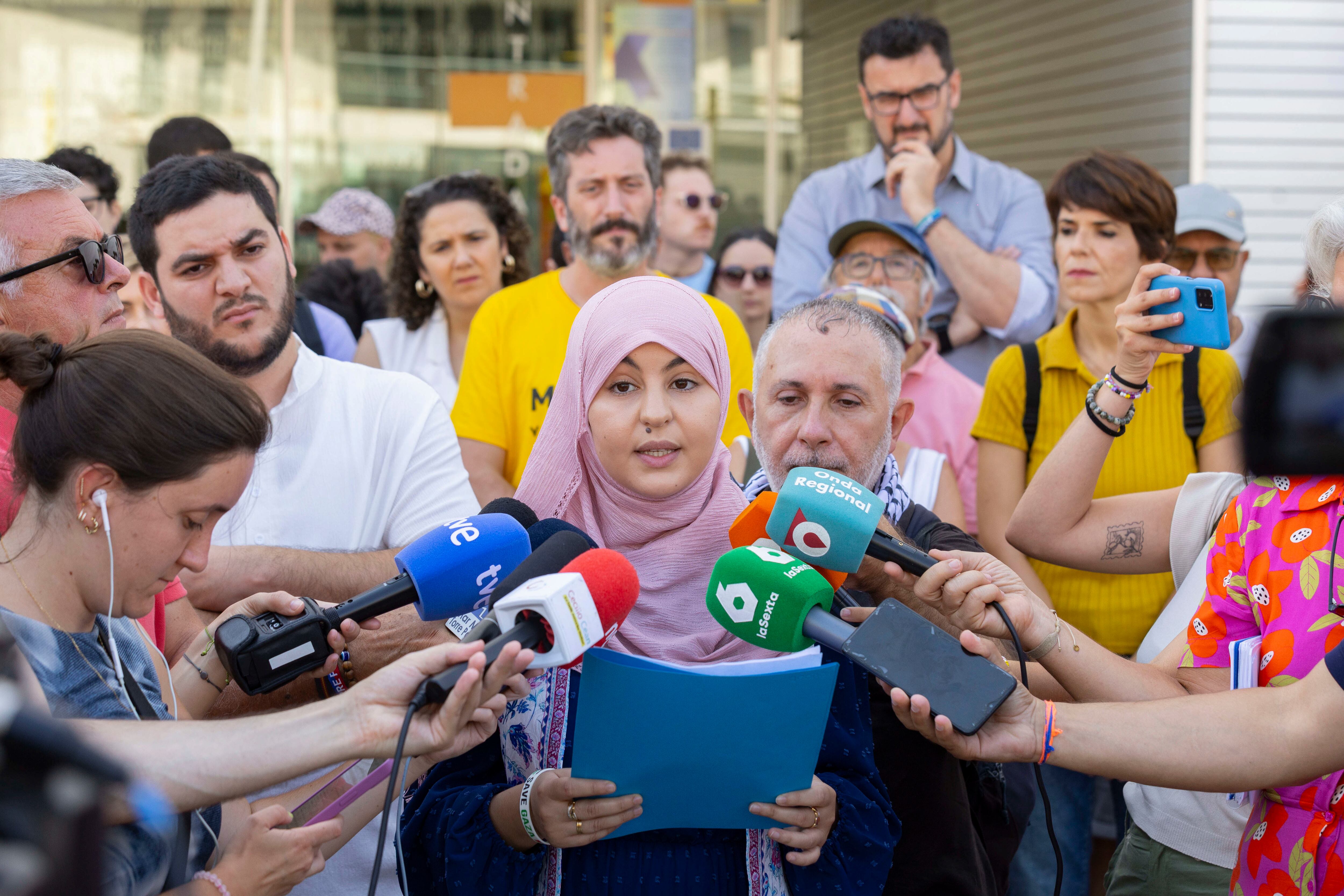 TORRE PACHECO, (MURCIA), 18/07/2025.- La vecina marroquí de Torre Pacheco Kenza Midoun, durante la lectura del manifiesto contra la ola de violencia ejercida sobre los vecinos y vecinas de la localidad por parte de grupos de ultraderecha, acompañado por representantes de 51 organizaciones sociales, civiles y políticas de la Región de Murcia, este viernes frente al ayuntamiento de Torre Pacheco. EFE/Marcial Guillén
