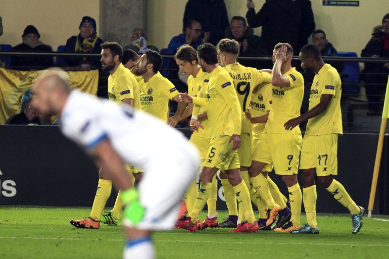 Los jugadores del Villarreal celebran el gol de Denis Suárez durante el partido de ida de dieciseisavos de final de la Liga Europa. EFE-Doménech Castelló