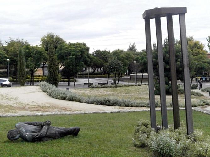 Aparece derribada la estatua que Jordi Pujol tenía en Premià de Dalt, Barcelona