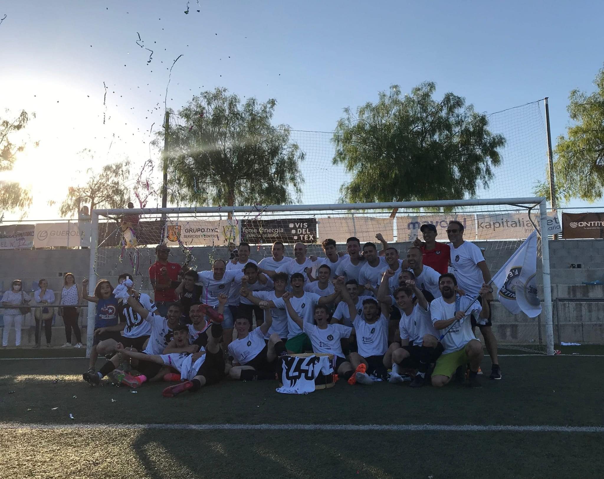 Els jugadors del CD Ontinyent celebren l'ascens