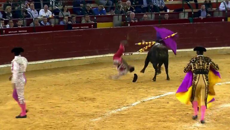 Momento de la cogida de Rafael Limón