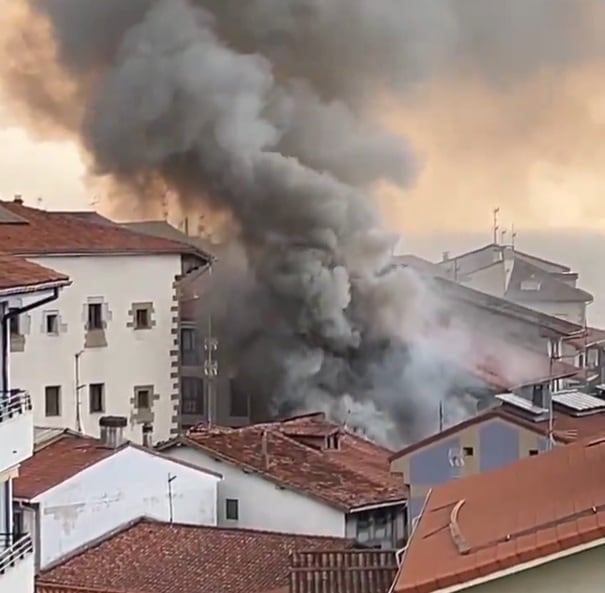 Incendio de una vivienda en Mutriku @arnopuntan