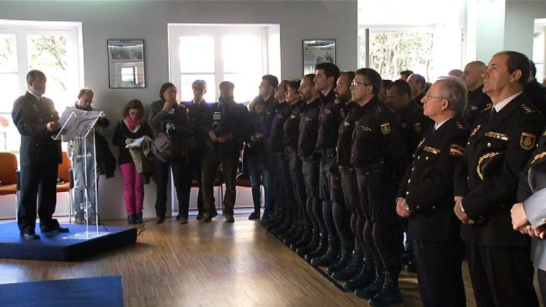 Un momento del homenaje hecho a la agente de la Policía Nacional Vanessa Lage fallecida durante un atraco a una sucursal de Abanca en noviembre de 2014, en el barrio vigués de o Calvario.