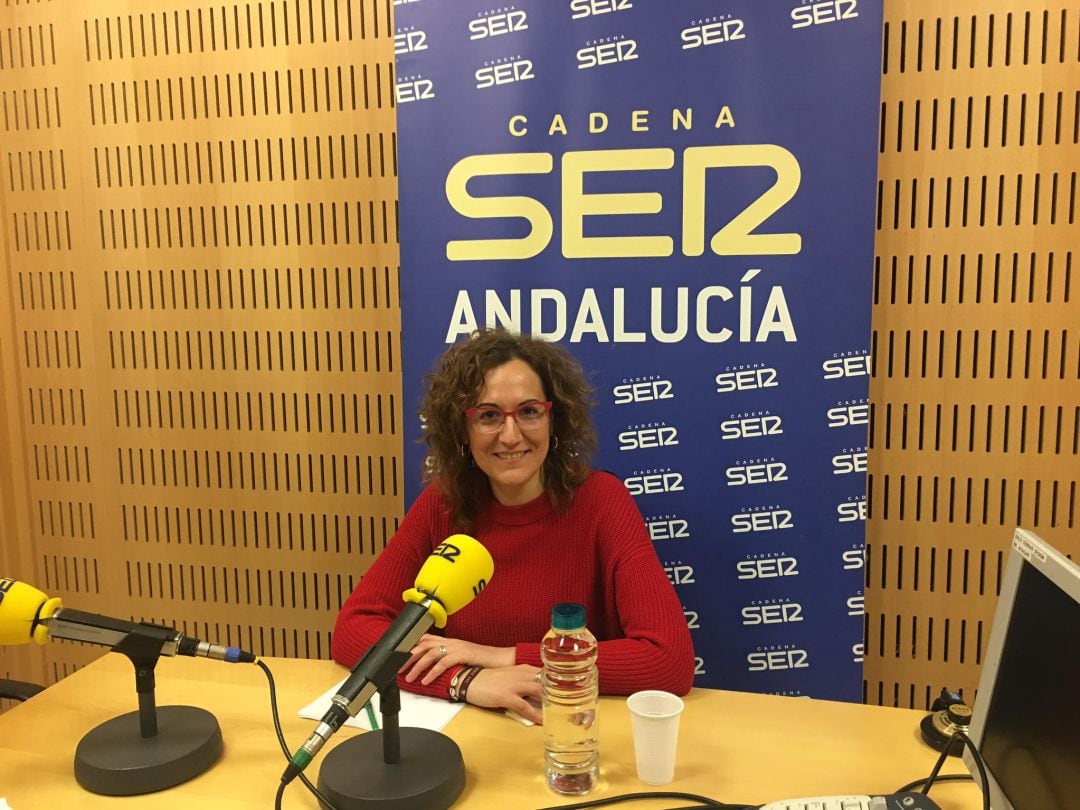 Nuria López en los estudios de Radio Sevilla durante la entrevista en La Ventana Andalucía