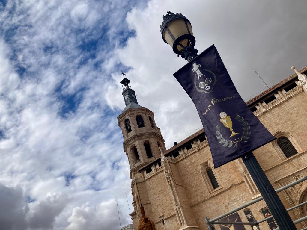 Imagen de una de las banderolas instaladas en la Plaza de España de Valdepeñas (Ciudad Real)