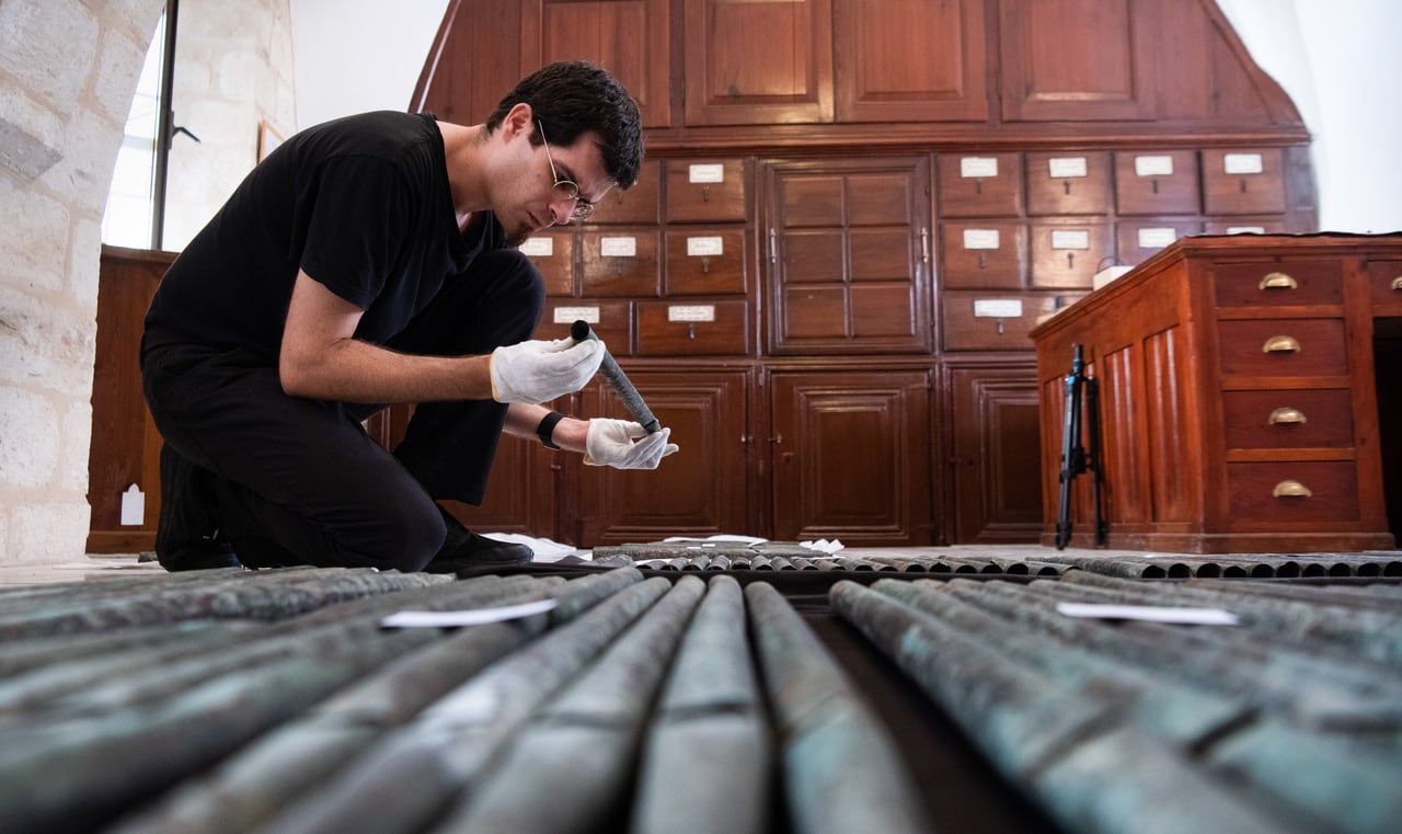 El musicólogo David Catalunya trabaja con el órgano enterrado por los cruzados.