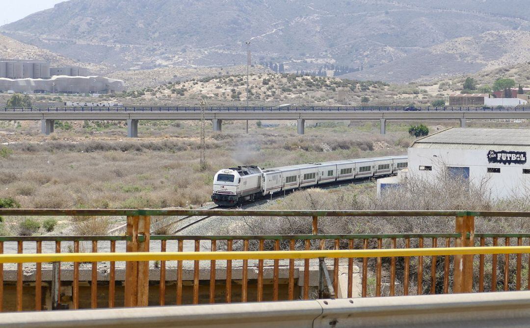 Un tren circulando por las vías en Cartagena.