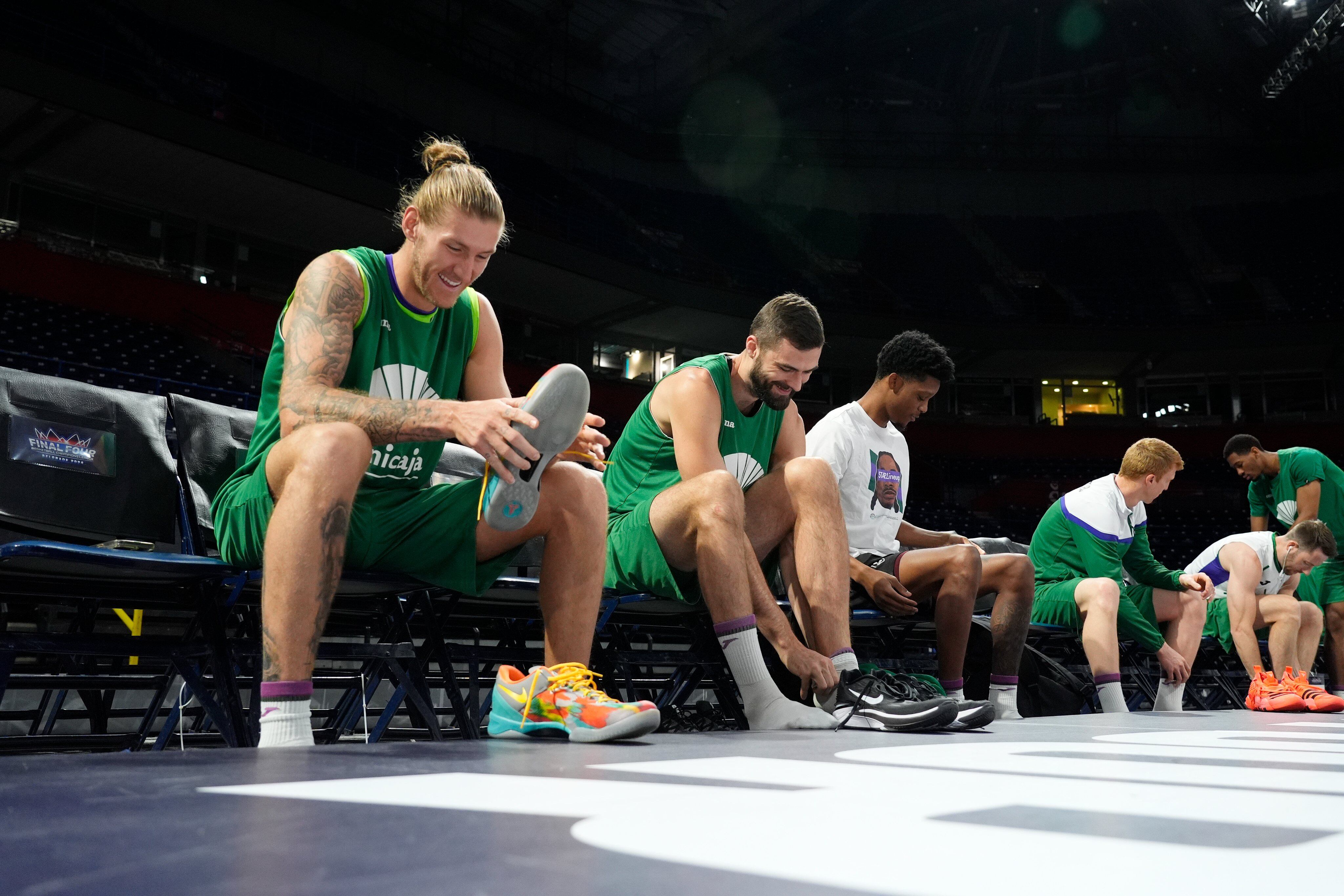 Osetkowski, Kravish, Carter, Díaz, Kalinoski y Taylor, antes de empezar un entrenamiento