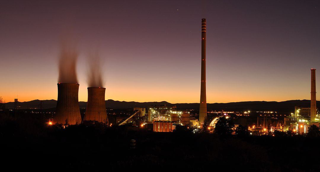 Vista nocturna de la central térmica de Compostilla, el Bierzo.