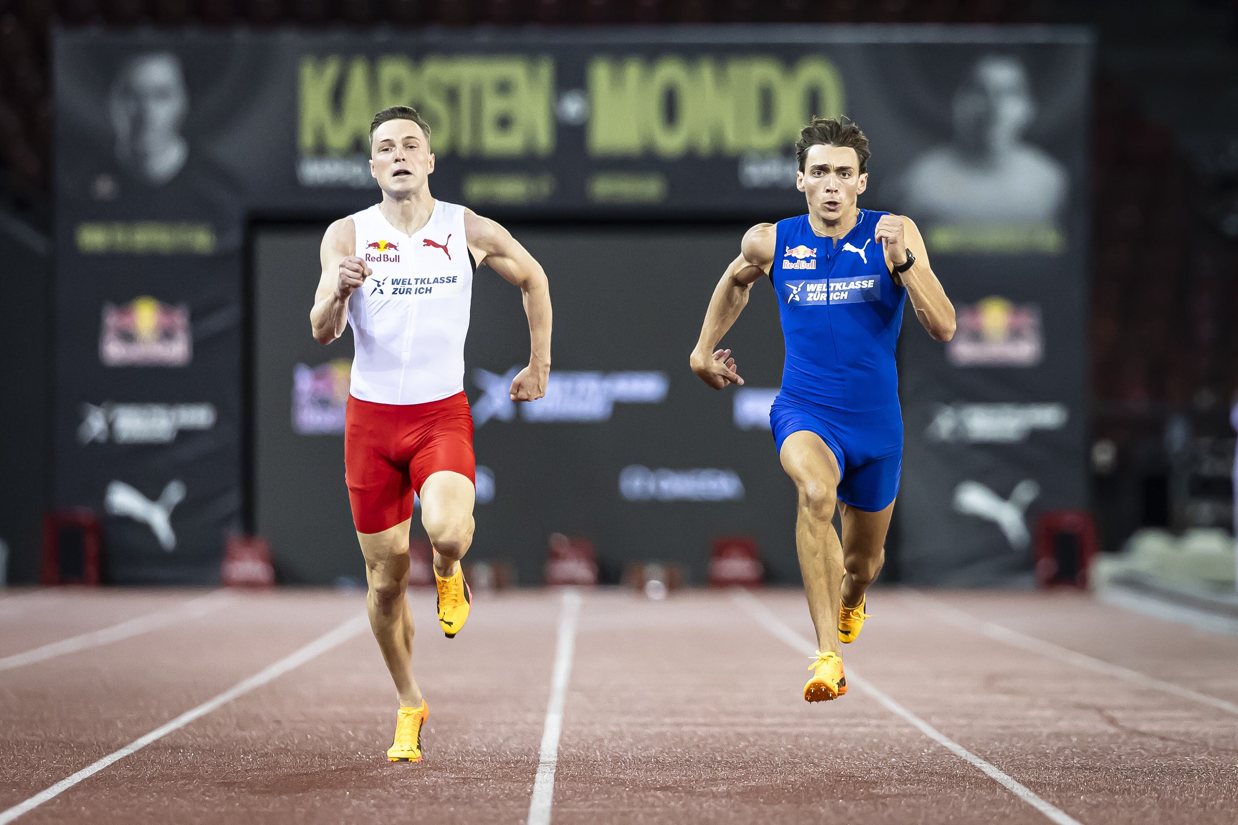 Armand Duplantis y Karsten Warholm, durante el reto de los 100m lisos