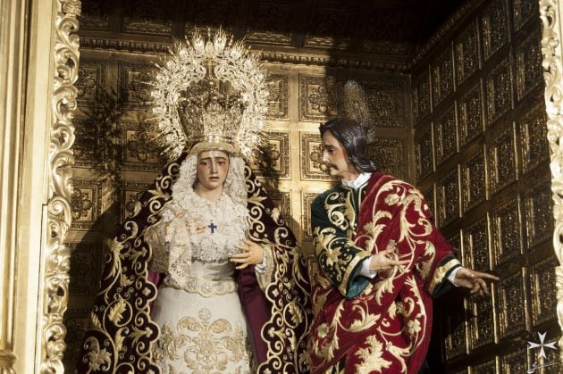 María Santísima de la Amargura y san Juan Evangelsita en el altar de la Capilla Sacramental de San Juan de la Palma