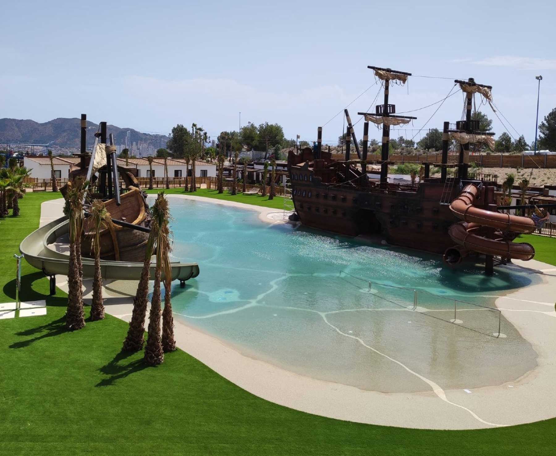 Dos galeones sirven de rocódromos, sin olvidar las decoraciones de las habitaciones, un cracken o una sirena de cuatro metros, entre otras decoraciones