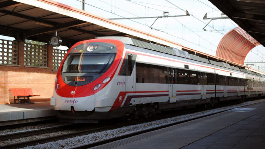 imagen de un tren de Renfe parado en una estación