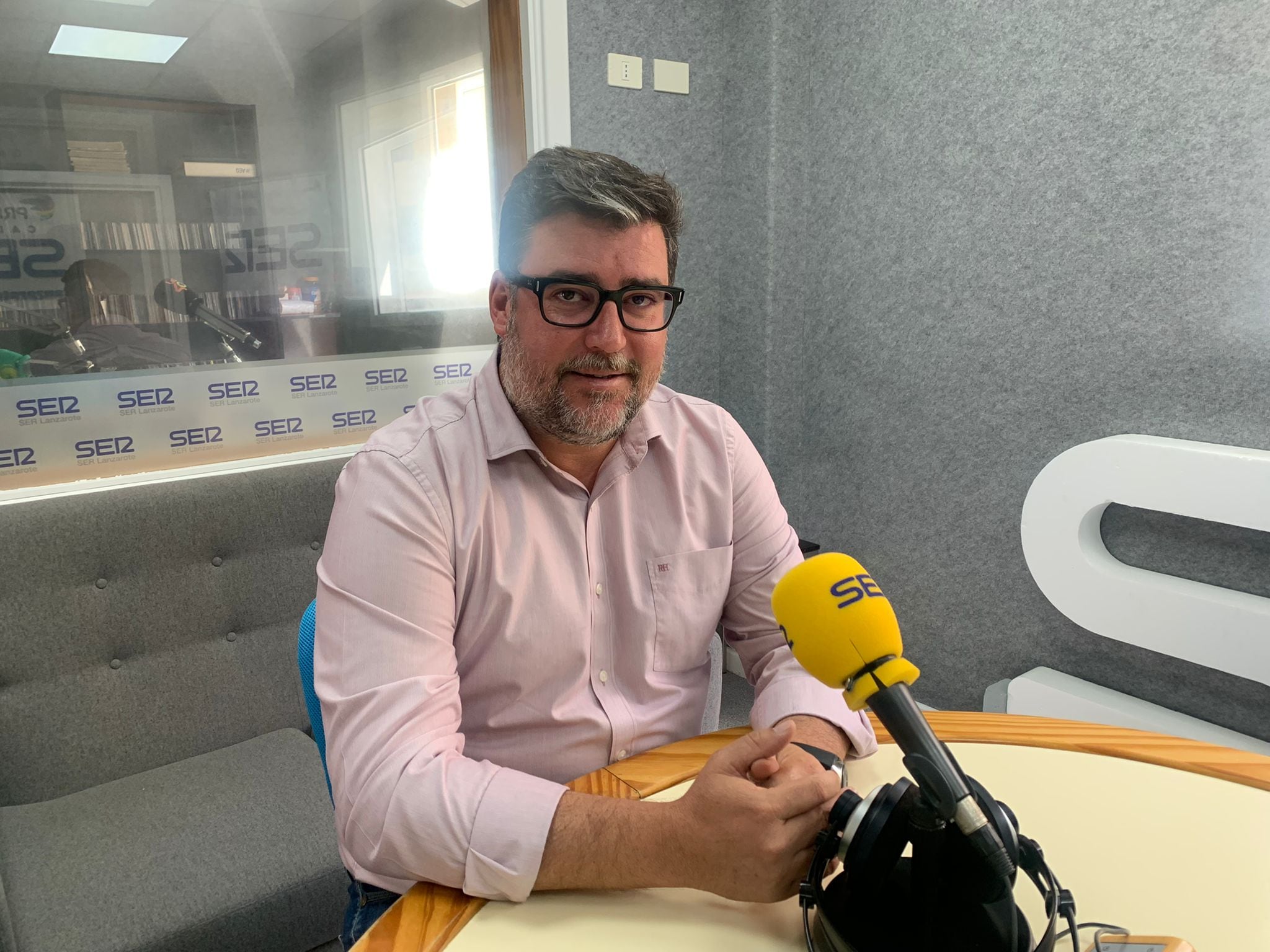 Isidro Pérez, alcalde de San Bartolomé, en los estudios de SER Lanzarote.