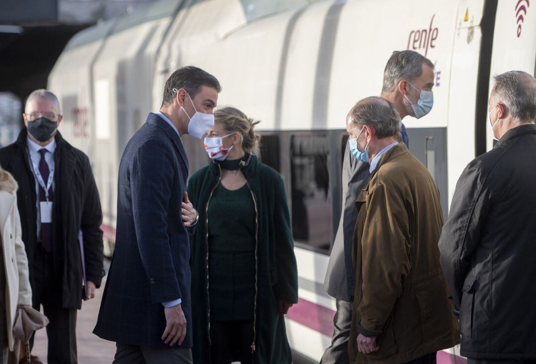 El presidente del Gobierno, Pedro Sánchez; la vicepresidenta segunda y ministra de Trabajo y Economía Social, Yolanda Díaz; y el Rey Felipe VI, a su salida de Madrid para inaugurar oficialmente la línea de AVE que conectará la capital con Galicia.