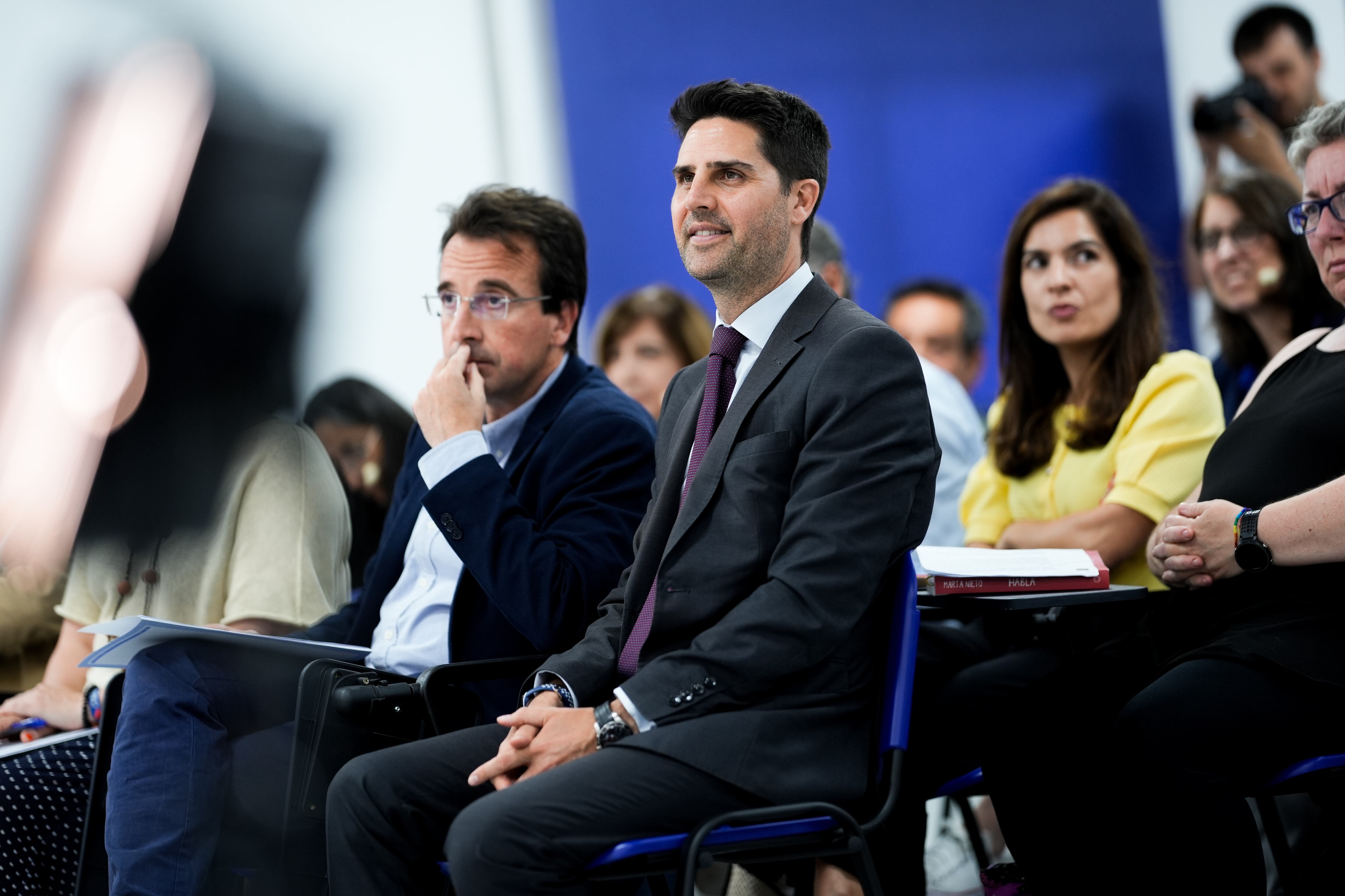 El consejero Viciana, junto al alcalde de Leganés, Miguel Ángel Recuenco, en la inauguración de 'Familia y Escuela'