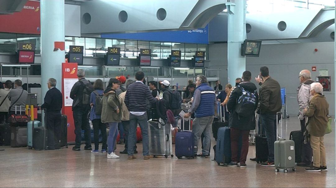 Pasajeros facturando maletas en el aeropuerto vigués de Peinador.