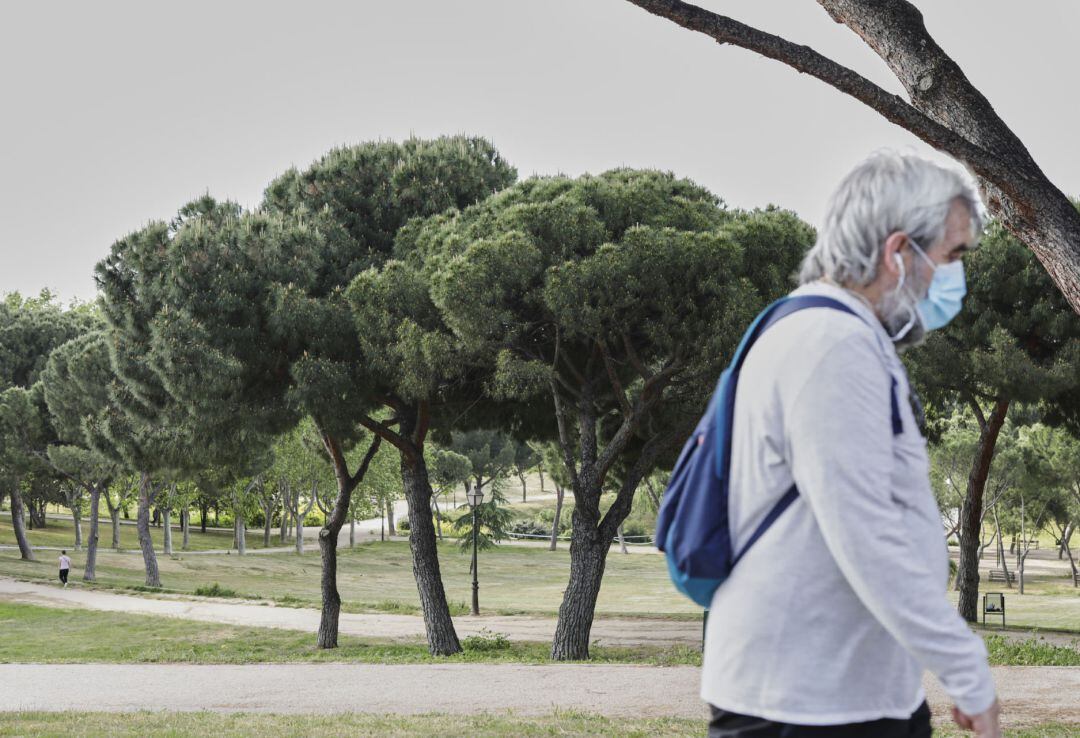 Archivo - Un hombre con mascarilla pasea protegido por el parque de San Isidro, uno de los parques abiertos en la capital para evitar las aglomeraciones durante la desescalada ante el Covid-19 y donde los paseos y el deporte están permitidos siempre y cua