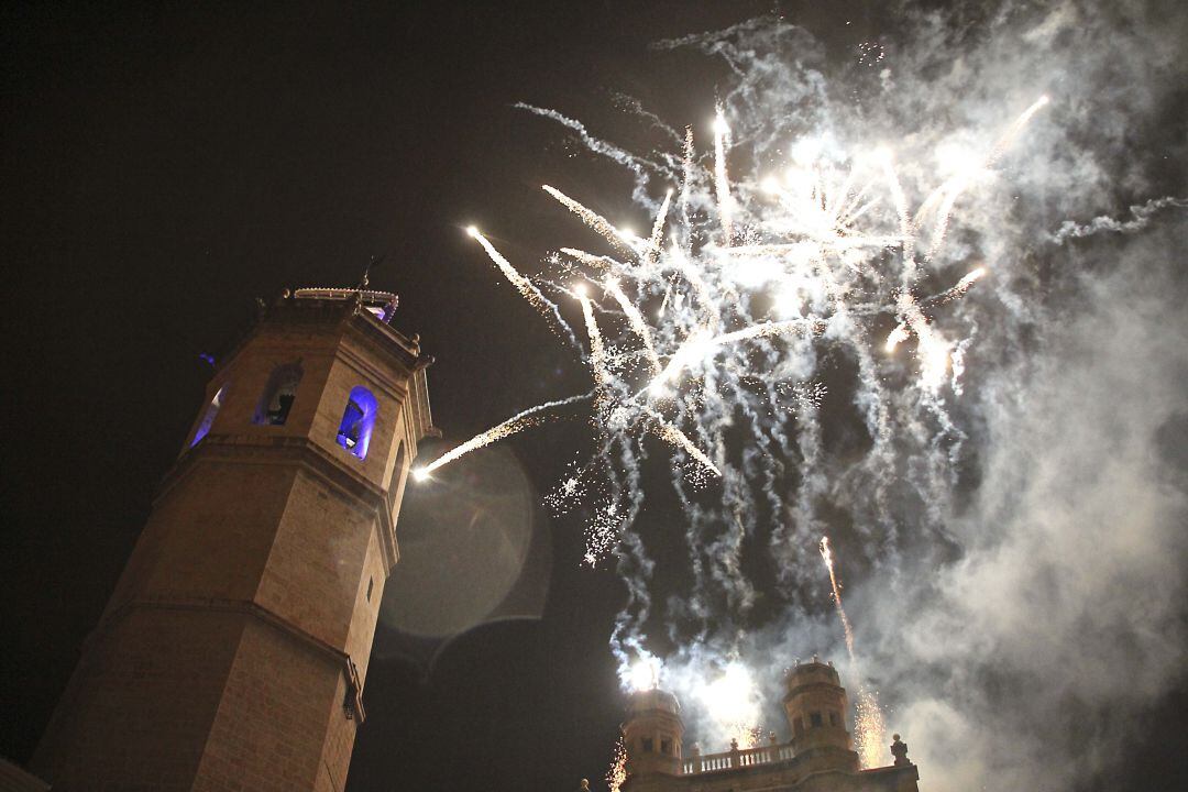 Fuegos artificiales. Imagen de archivo