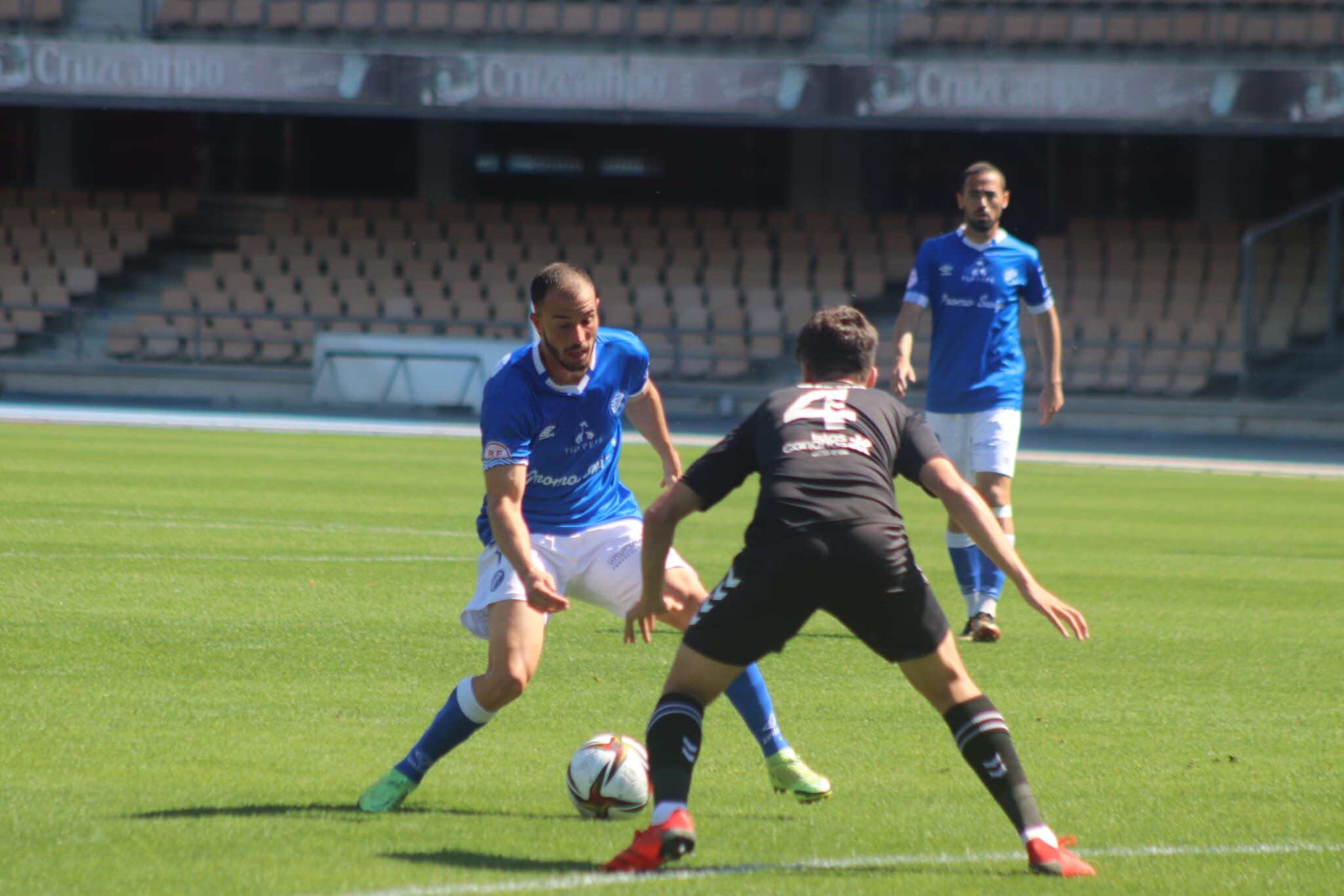 Jacobo ante un jugador del Tamaraceite en Chapín